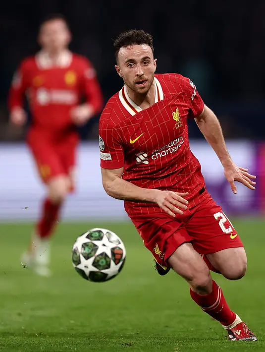 <p>Dalam laporan yang diterima, kendaraan yang ditumpangi Jota dan adiknya terbakar. Laporan tersebut sekaligus memastikan dua orang meninggal dunia dalam kecelakaan tersebut. Tampak dalam foto, gelandang Liverpool asal Portugal Diogo Jota mengontrol bola saat pertandingan sepak bola leg pertama babak 16 besar Liga Champions melawan Paris Saint-Germain di stadion Parc des Princes, Paris, 5 Maret 2025. (FRANCK FIFE/AFP)</p>