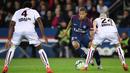 Gelandang PSG, Kylian Mbappe, berusaha melewati hadangan pemain Nice pada laga Ligue 1 Prancis di Stadion Parc des Princes, Paris, Jumat (27/10/2017). PSG menang 3-0 atas Nice. (AFP/Martin Bureau)