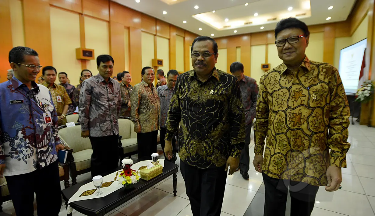 Mendagri Tjahjo Kumolo (kanan) didampingi Jaksa Agung HM Prasetyo saat acara penandatanganan Nota Kesepakatan tentang Koordinasi Dalam Pelaksanaan Tugas dan Fungsi di Kejagung, Jakarta, Kamis (26/3/2015). (Liputan6.com/Johan Tallo)