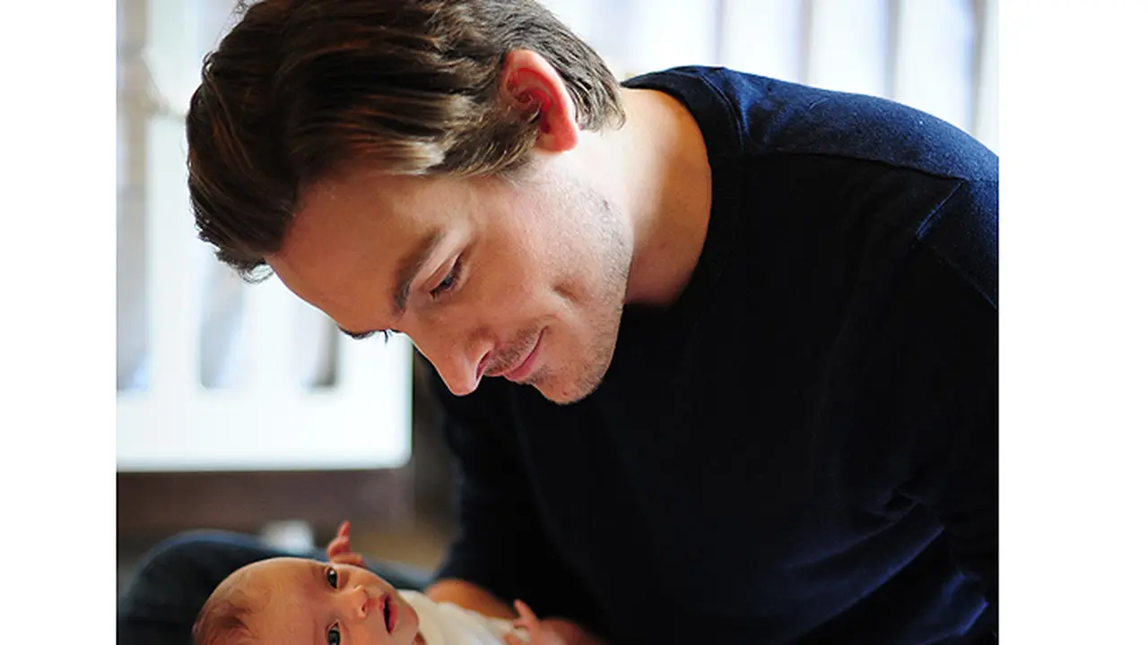 Aktor Kevin Zegers dan Istri, Kompak Asuh Putri Kembarnya