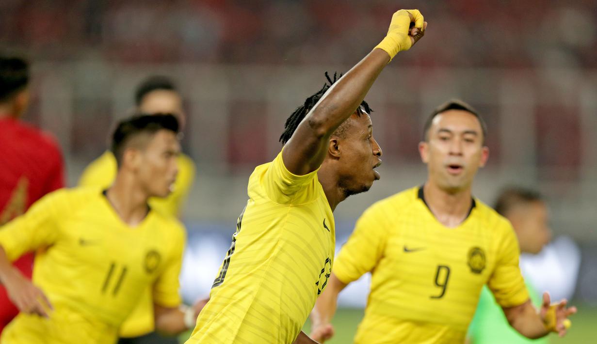 Gelandang Malaysia, Mohamadou Sumareh, merayakan gol yang dicetaknya ke gawang Timnas Indonesia pada laga Kualifikasi Piala Dunia 2022 di SUGBK, Jakarta, Kamis (5/9). Indonesia kalah 2-3 dari Malaysia. (Bola.com/Peksi Cahyo)