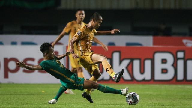 Foto: Aksi Pemain Persebaya saat Bermain Imbang Melawan Bhayangkara FC di Grup C Piala Presiden 2022