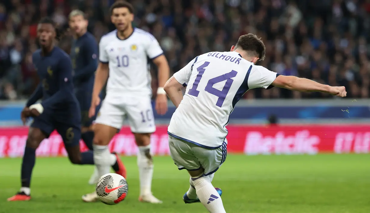 Billy Gilmour sukses membuka keunggulan lebih dulu di menit ke-11 usai memanfaatkan kesalahan lawan. (FRANCK FIFE / AFP)