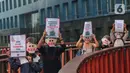 Sejumlah aktivis yang tergabung dalam Extintion Rebellion (XR) dan Walhi Jakarta melakukan aksi di JPO Pinisi, Jalan Jenderal Sudirman, Jakarta, Senin (14/11/2022). Aksi tersebut dilakukan untuk menyerukan kepada para pemimpin agar menghentikan “pencucian hijau” dan praktik ekonomi “business-as-usual” yang secara sistematis memperburuk krisis iklim dan mendorong umat manusia pada kehancuran ekologis & kepunahan massal. Negara-negara G20 turut menyumbang atas 80 persen emisi karbon dunia dan 60 persen populasi penduduk bumi. (Liputan6.com/Angga Yuniar)