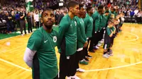 Kyrie Irving berbaris bersama rekan-rekannya di Boston Celtics jelang laga NBA. (AFP/Maddie Meyer)