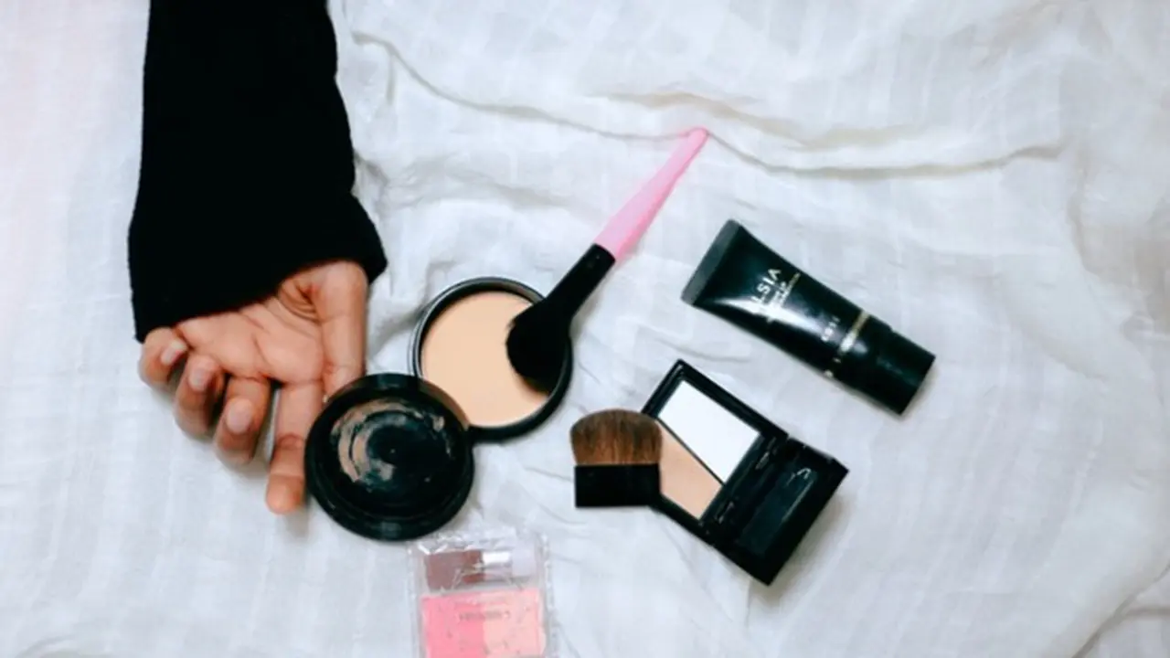 Menghilangkan Noda Makeup Pada Pakaian