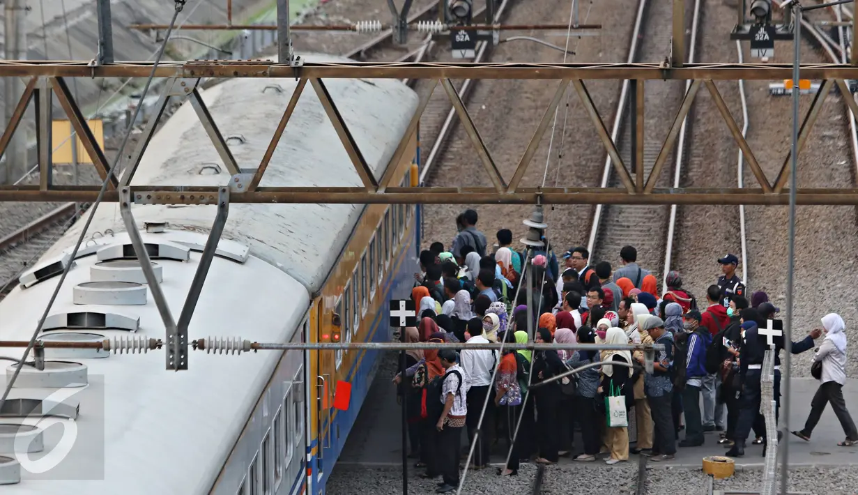 Sejumlah penumpang mengantri saat akan menaiki KRL, Jakarta, Selasa (20/10/2015). PT KRL Commuter Jakarta akan menyesuaikan tarif KRL Jabodetabek sampai 50 % mulai November 2015. (Liputan6.com/Immanuel Anton)