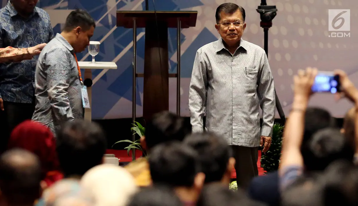 Wakil Presiden Jusuf Kalla menghadiri pembukaan kongres Asosiasi Media Siber Indonesia (AMSI) di Jakarta, Selasa (22/8). Kongres pertama AMSI ini bertema "Menuju Media Siber Profesional, Kredibel dan Independen". (Liputan6.com/Johan Tallo)