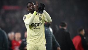 Gelandang Monaco asal Prancis #08, Paul Pogba, memberi isyarat di akhir pertandingan Liga 1 Prancis antara Stade Rennais FC dan AS Monaco di stadion Roazhon Park di Rennes, Prancis barat, pada 22 November 2025. (Lou BENOIST/AFP)