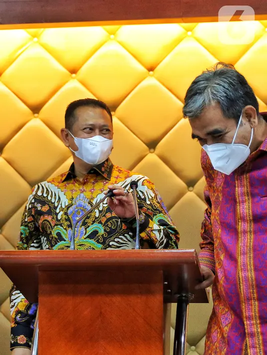 Ketua MPR, Bambang Soesatyo didampingi pimpinan MPR usai memberikan keterangan kepada wartawan usai memperingati Hari Konstitusi dan HUT MPR ke-77 di Jakarta, Kamis (18/8/2022). Acara tersebut bertemakan Konstitusi Sebagai Pijakan Bagi Kebangkitan Ekonomi dan Politik Global Pasca Pandemi. (Liputan6.com/Angga Yuniar)