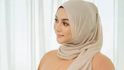 Tak hanya itu, Ciki juga terlihat cocok dengan balutan hijab berwarna beige sand yang dipadukan dengan atasan orange muda. Tampil dengan makeup natural, penampilan istri Rezky Adhitya ini banyak dipuji. (Liputan6.com/IG/@citraciki)