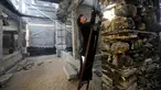 Seniman asal Belanda, Marjan Teeuwen terlihat memanjat tangga saat menciptakan sebuah karya arsitektur dari reruntuhan rumah yang hancur bekas perang pada 2014 di Khan Younis, selatan Jalur Gaza, 12 November 2016. (REUTERS/Ibraheem Abu Mustafa)