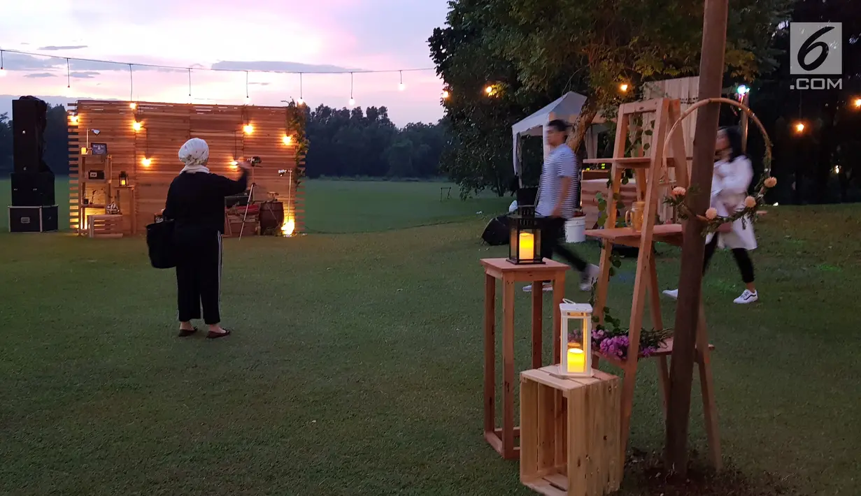 Sejumlah tamu undangan mulai memadati lokasi resepsi pernikahan Ardina Rasti dan Arie Dwi Andika di kawasan Gunung Putri, Jawa Barat, Sabtu (20/1). Garden party menjadi konsep pernikahan Ardina Rasti dan Arie Dwi Andika. (Liputan6.com/Herman Zakharia)