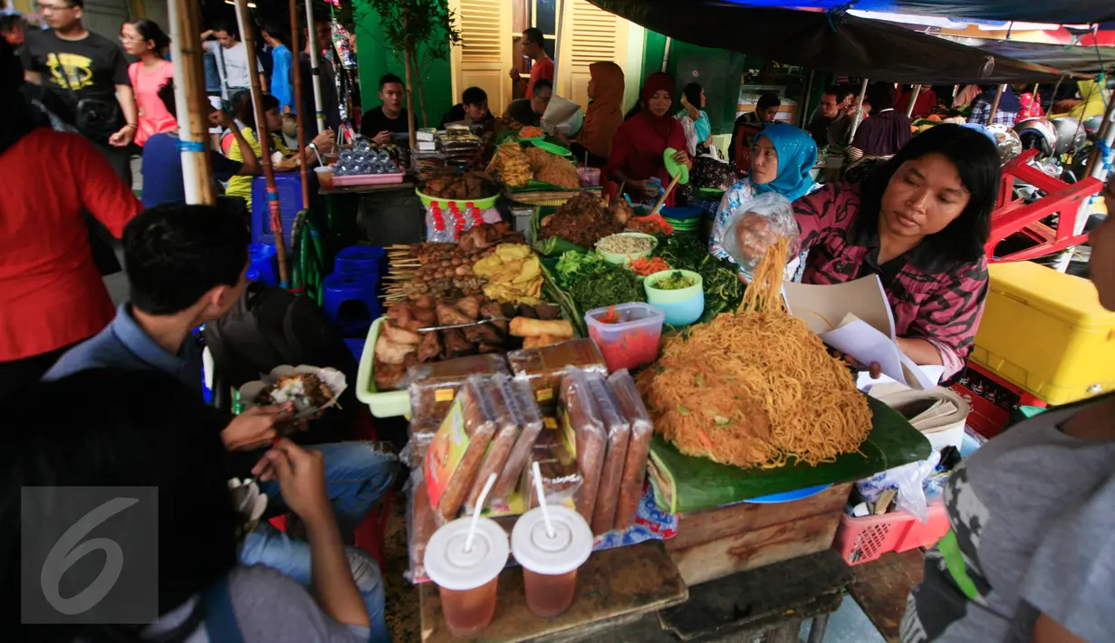 Sejumlah pengunjung menikmati sajian menu bakmi pecel khas  Pasar Beringharjo, Yogyakarta, Selasa (9/2). Salah satu sarapan tradisional yang banyak dijajakan di sekitar pasar Jalan Malioboro ini tak pernah sepi pengunjung. (Foto: Boy Harjanto)