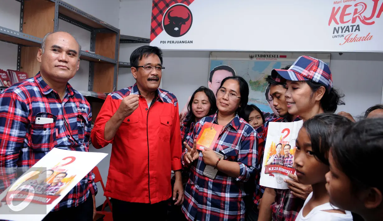 Calon Wakil Gubernur DKI Jakarta Djarot Saiful Hidayat saat meresmikan perpustakaan di kawasan Kramat jati, Jakarta, Kamis (1/12). Djarot mengungkapkan, tempat itu disediakan bukan hanya bagi pemenangan Basuki-Djarot. (Liputan6.com/Gempur M. Surya)