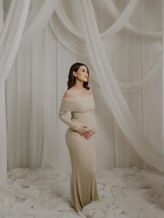 Sebagai ibu hamil, Aaliyah lebih sering mengandalkan dress yang flowy, fleksibel, dan tetap fashionable. [@aaliyah.massaid].