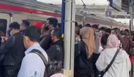 Penumpang Menumpuk di Stasiun Depok Baru usai 7 Perjalanan KRL Dibatalkan