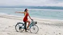 Tak hanya menjelajah pegunungan, wanita alumni Universitas Airlangga ini juga suka dengan keindahan pantai. Model cantik ini tampil modis saat berkunjung ke Gili Trawangan, Lombok. (Liputan6.com/IG/@ayumaulida97)