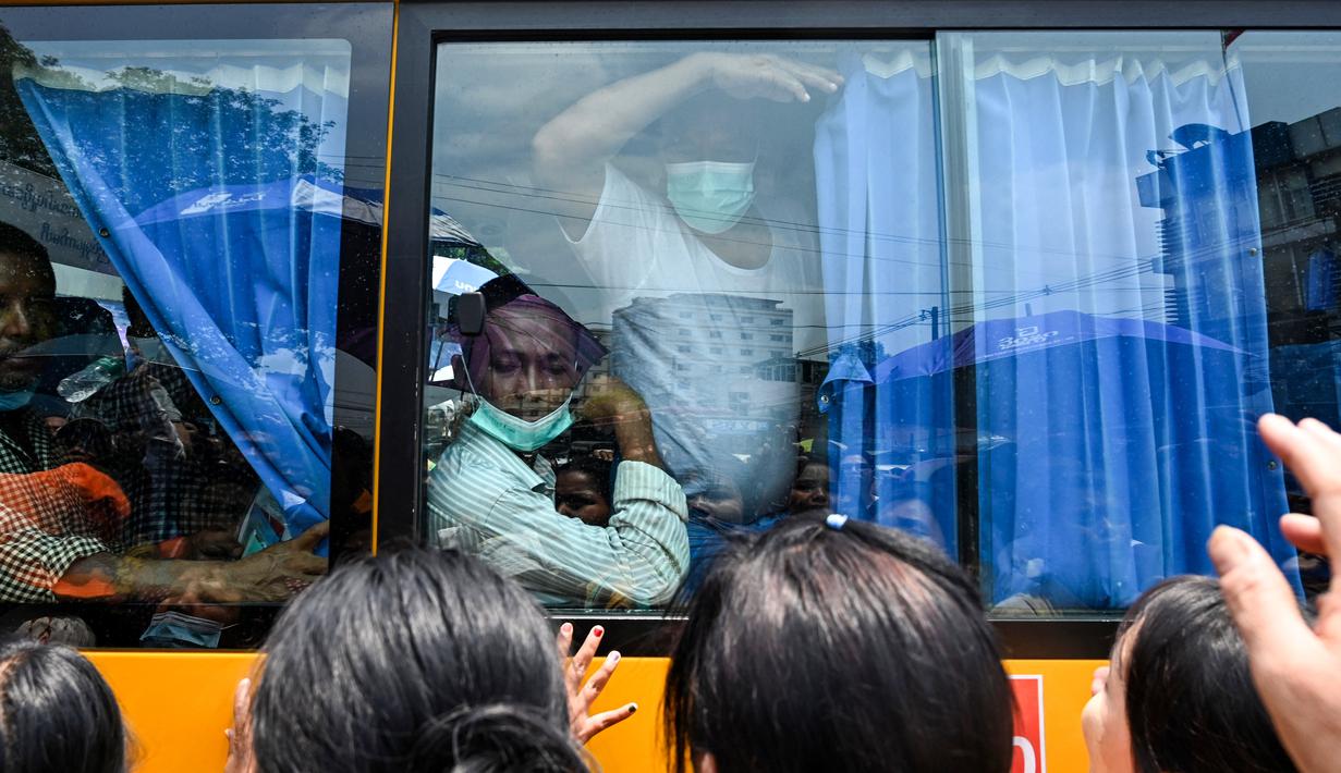 Junta Myanmar pada 17 April 2023 mulai membebaskan lebih dari 3.000 tahanan untuk menandai Tahun Baru Buddha. (AFP/STR)
