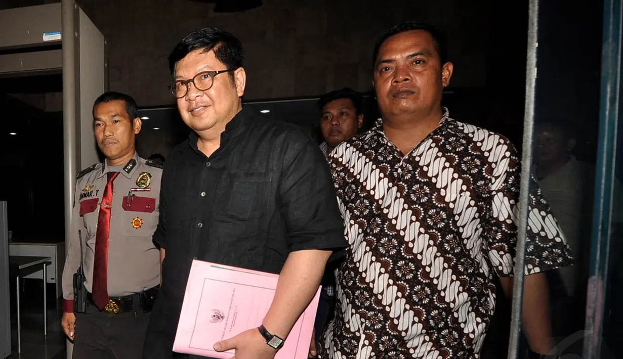 Mantan Menteri BUMN di era Megawati Soekarnoputri, Laksamana Sukardi diperiksa KPK sebagai saksi untuk Sjamsoel Nursalim, Jakarta, Rabu (10/12/2014). (Liputan6.com/Miftahul Hayat)