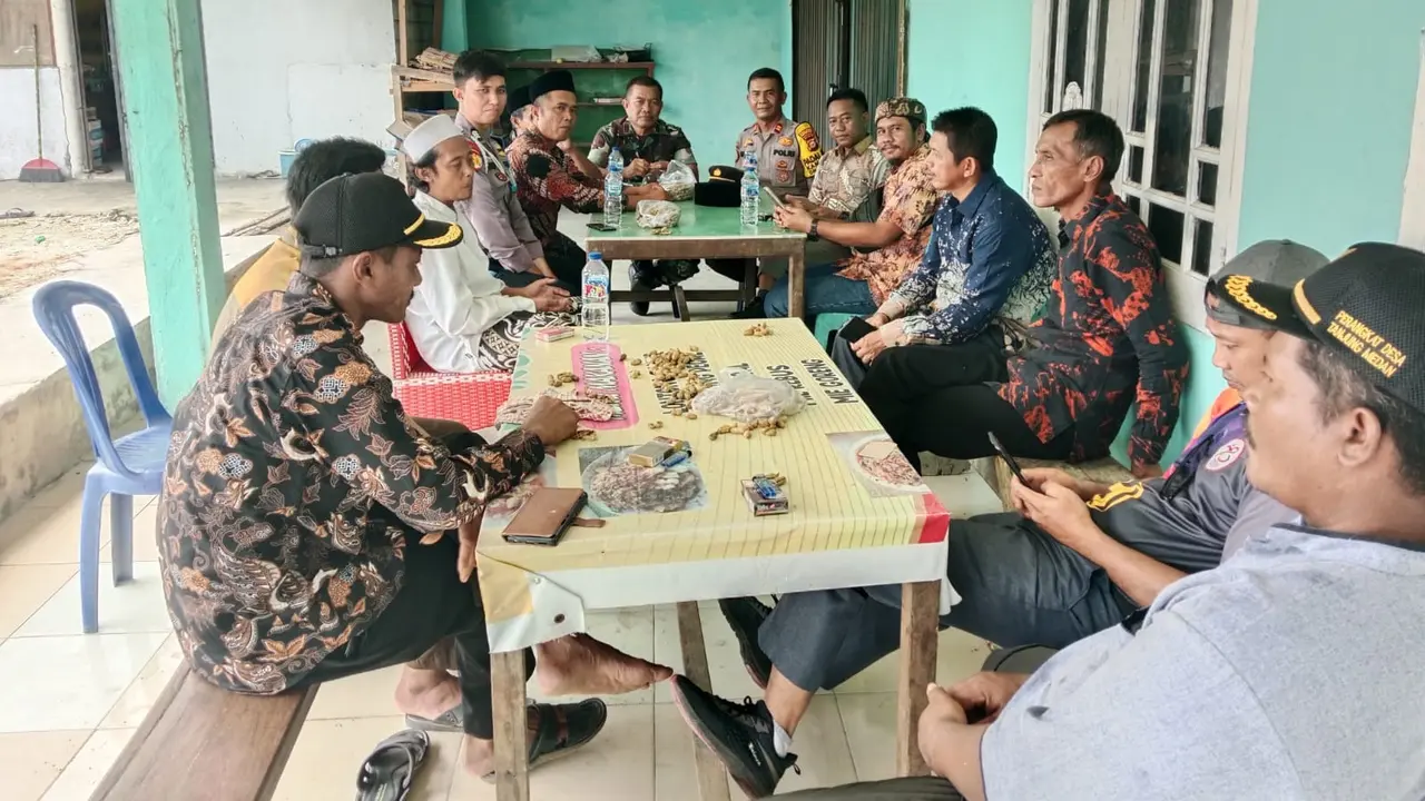 Personel Polres Rokan Hulu duduk bersama tokoh masyarakat menjelang tahapan puncak Pilkada 2024.