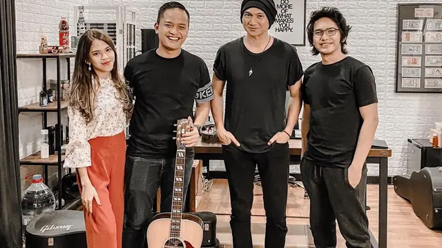 Selebgram Nanda Adi Surya bersama Anji