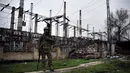 Tentara Rusia menjaga pembangkit listrik Luhansk di kota Shchastya (13/4/2022). Pembangkit listrik Luhansk adalah pembangkit listrik termal di utara Shchastia, dekat Luhansk, Ukraina. (AFP/ Alexander Nemenov)
