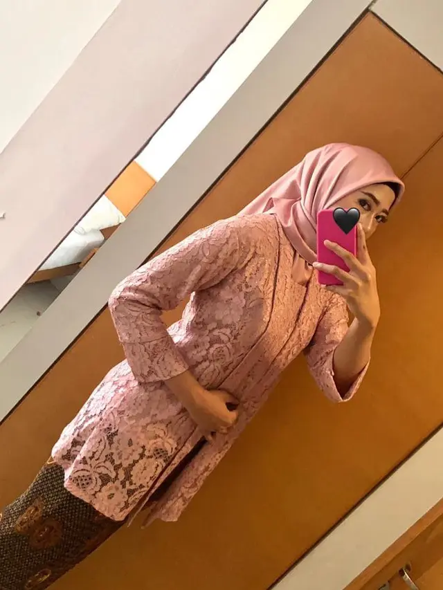 Gaya Megawati Hangestri Pakai Kebaya (Foto: Instagram @megawatihangestrip)