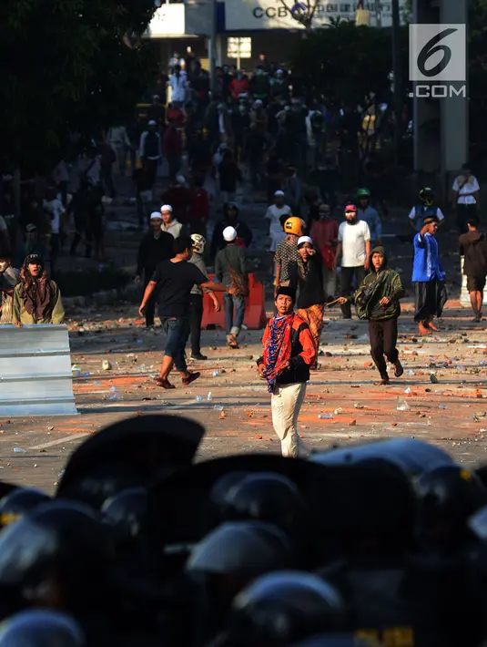 Aksi massa saat melakukan perlawanan terhadap aparat kepolisian di kawasan Tanah Abang, Jakarta, Rabu (22/5/2019). Tanah Abang memanas lagi sekitar pukul 07.15 WIB, massa kembali melakukan perlawanan dengan menimpuki polisi. (merdeka.com/Imam Buhori)