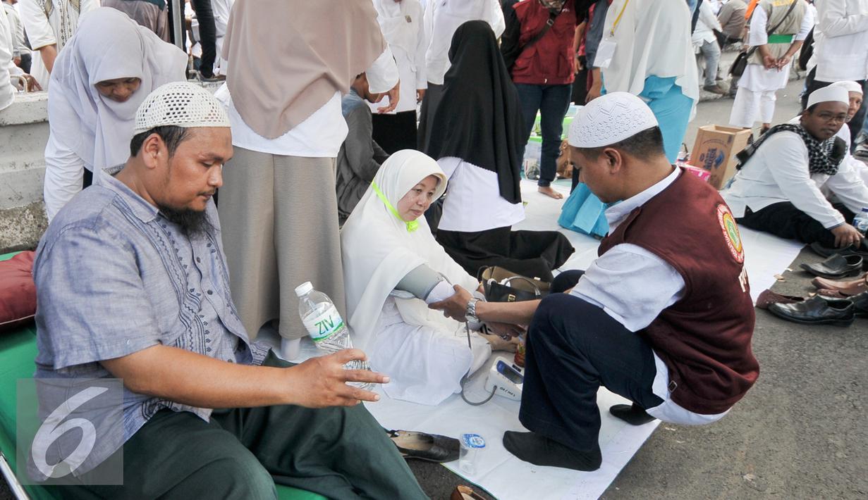Sejumlah tim membantu demonstran yang kelelahan saat melakukan demo di depan Balai Kota, Jakarta, Jumat (4/11). Massa yang datang ke posko ini rata-rata yang usianya sudah separuh baya, di atas 45 tahun. (Liputan6.com/Yoppy Renato)