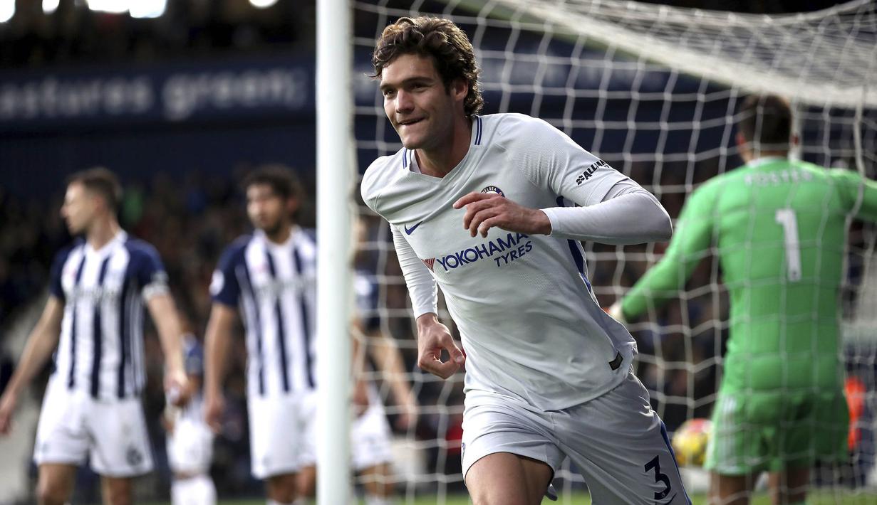 Bek Chelsea, Marcos Alonso, merayakan gol yang dicetaknya ke gawang West Bromwich pada laga Premier League di Stadion The Hawthorns, West Bromwich, Sabtu (18/11/2017). West Bromwich kalah 0-4 dari Chelsea. (AP/Nick Potts)