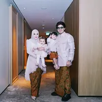 Aurel Hermansyah hadir mengenakan kebaya kurung  dengan detail bahu puffy dan potongan asimetris di bagian bawah. Kebaya rancangan @wirantikurniabride, dipadukan dengan hijab dan kain batik warna coklat. [@wirantikurniabride]