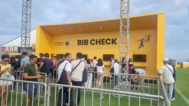 Para peserta Maybank Marathon antre untuk mendapatkan BIB alias nomor dada