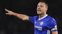 Kapten Chelsea, John Terry, saat tampil melawan Everton pada laga Premier League di Stamford Bridge Stadium, Inggris, Sabtu (5/11/2016). (AFP/Glyn Kirk)