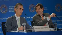 Economic Counsellor IMF Maurice Obstfeld (kanan) berbincang dengan Deputy Director, Research Department IMF Gian Maria Milesi-Ferretti (kiri) di Pertemuan Tahunan IMF-World Bank Group 2018 di Bali  (www.am2018bali.go.id)