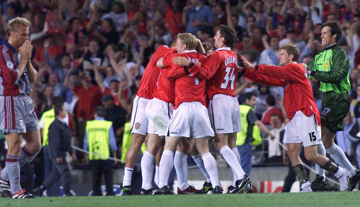 Para pemain Manchester United melakukan selebrasi usai menjuarai Liga Champions di Stadion Camp Nou, Barcelona (26/5/2020). Manchester United menang 2-1 atas Bayern Munchen. (AFP/Eric Cabanis)