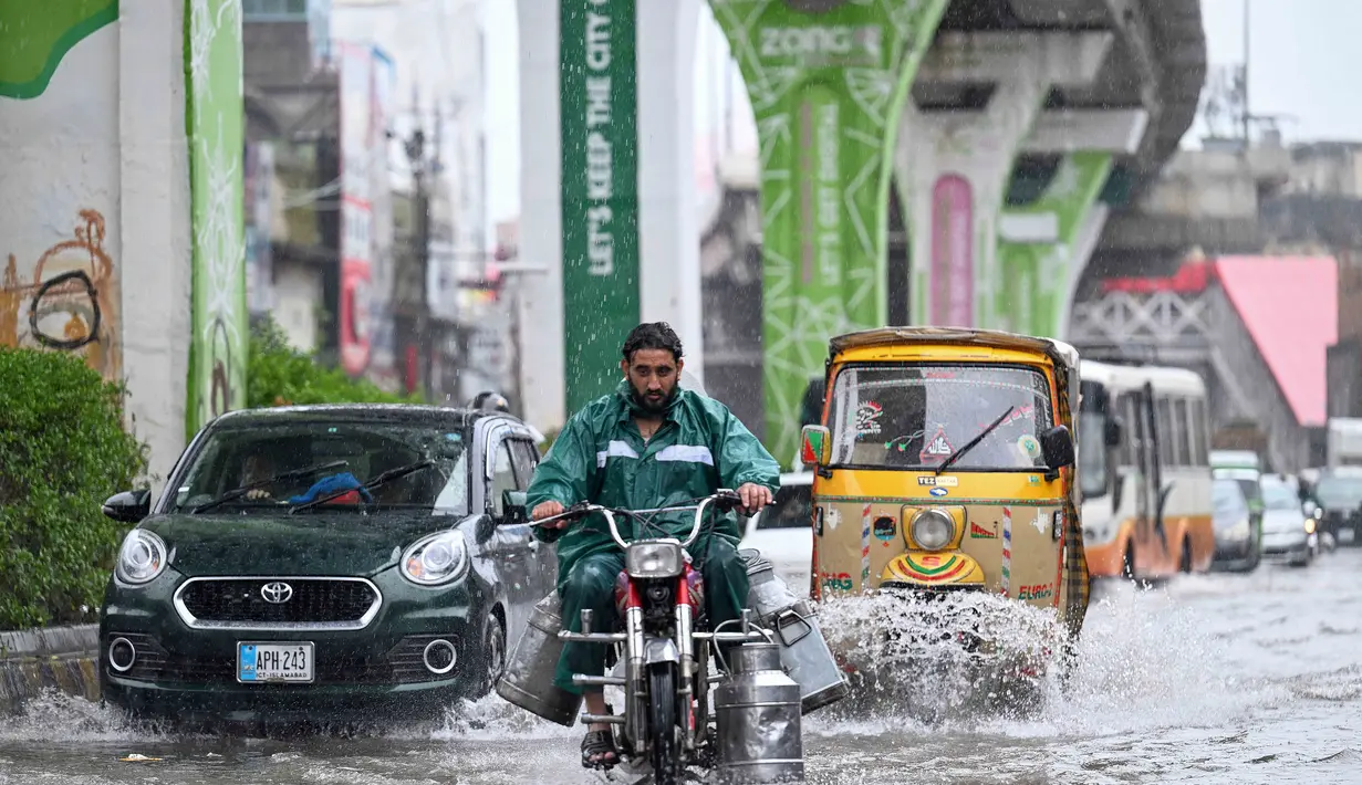 Data dari Badan Penanggulangan Bencana Nasional setempat, antara 26 Juni dan 14 Juli 2025, menunjukkan bahwa sengatan listrik merupakan penyebab utama kematian, diikuti oleh banjir bandang. (Aamir Qureshi/AFP)