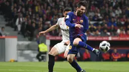 Striker Barcelona, Lionel Messi, mengontrol bola saat melawan Sevilla pada laga final Copa del Rey di stadion Wanda Metropolitano, Madrid, Minggu (22/4/2018). Barcelona menang 5-0 atas Sevilla. (AFP/Pierre-Philippe Marcou)