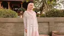 Cocok untuk di segala acara, coba tiru gaya Ria Miranda satu ini. padukan tunik bermotif dengan rok plisket warna pink yang lebih gelap dari pada hijab. Kece maksimal ! (Instagram/riamiranda).