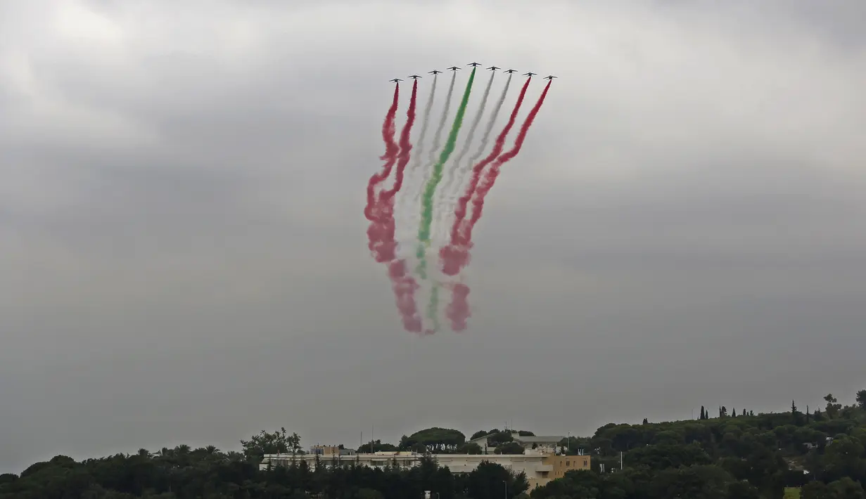 Sejumlah pesawat mengudara di atas langit Beirut, mengeluarkan asap dengan warna-warna bendera nasional Lebanon, dalam perayaan seratus tahun berdirinya Lebanon Raya, di Beirut, Lebanon (1/9/2020). (Xinhua/Bilal Jawich)