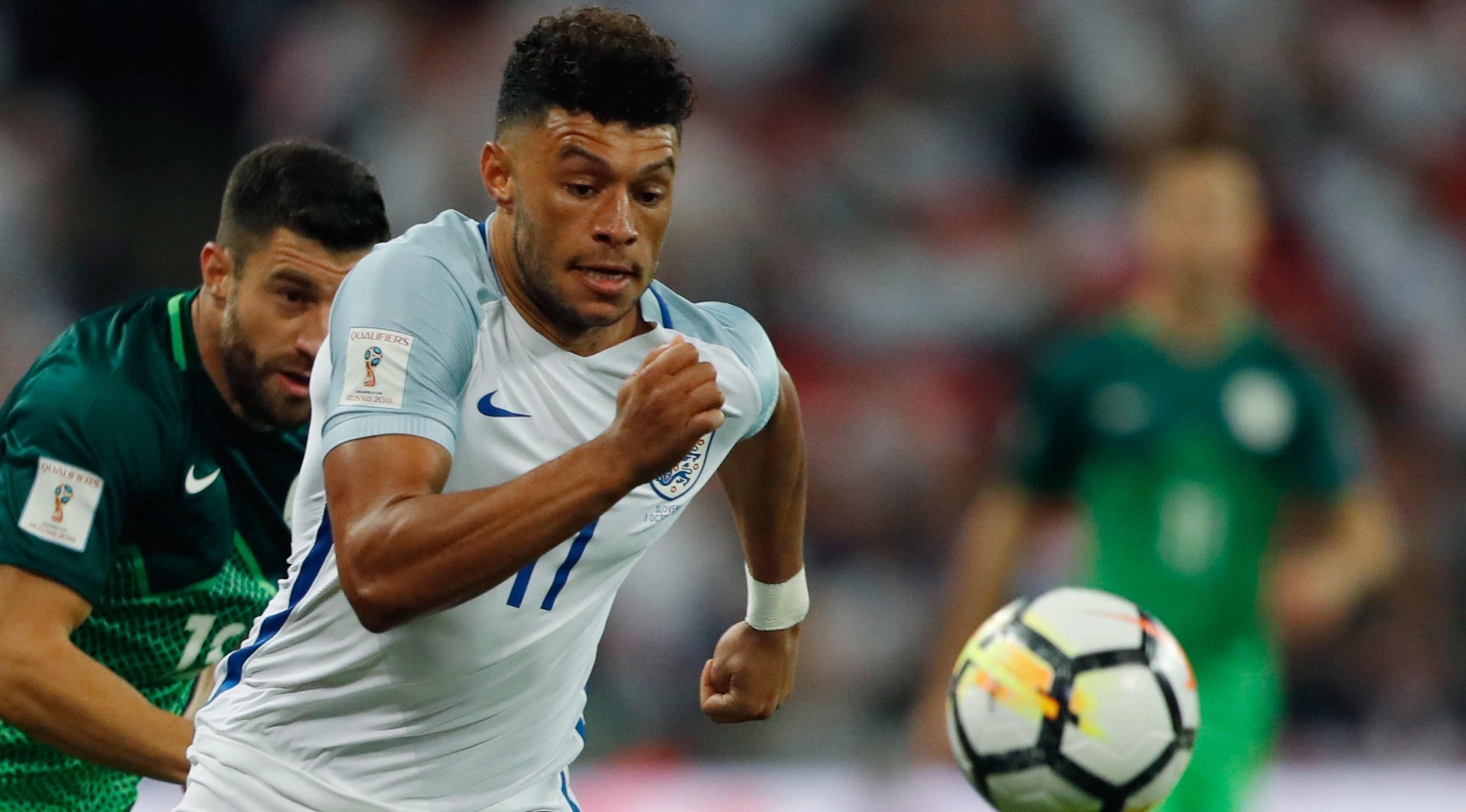 Gelandang Inggris, Alex Oxlade-Chamberlain membawa bola dari kejaran pemain Slovenia Rene Krhin pada grup F kualifikasi Piala Dunia 2018 di stadion Wembley, London, (5/10). Inggris lolos ke Piala Dunia 2018 berkat menang 1-0. (AP Photo/Frank Augstein)
