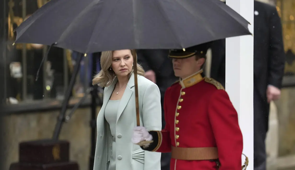 Ibu negara Ukraina Olena Zelenska dan Perdana Menteri Ukraina, Denys Shmyhal, tiba di Westminster Abbey menjelang penobatan Raja Charles III dan Permaisuri Camilla di London, Sabtu, 6 Mei 2023. (AP Photo/Kin Cheung)