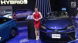 Sales Promotion Girls (SPG) atau model bersanding di samping mobil Toyota pada pembukaan GIIAS 2018 di ICE BSD, Tangsel, Kamis (2/8). GIIAS 2018 mengambil tema Expand Ideas Beyond Mobility. (Liputan6.com/Fery Pradolo)