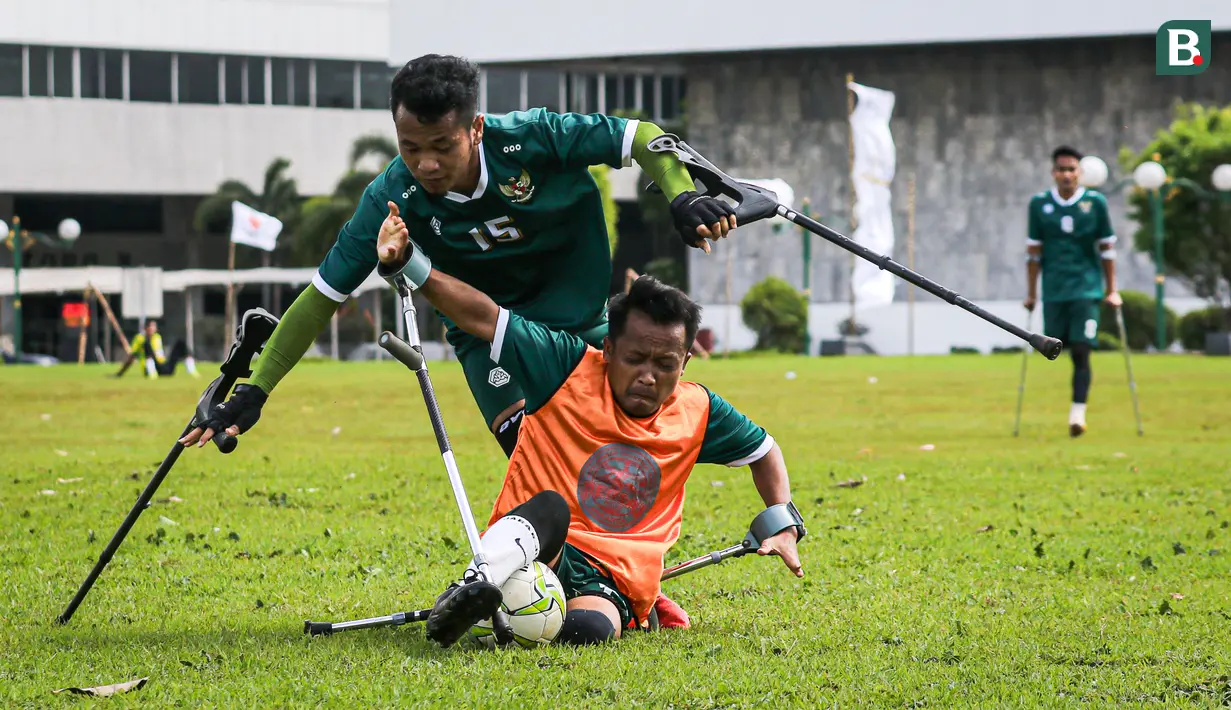 Timnas Sepak Bola Amputasi Indonesia atau Garuda INAF (Indonesia Amputee Football) melakukan latihan persiapan menjelang Kualifikasi Piala Dunia Amputasi 2022 di Bangladesh. (Bola.com/Bagaskara Lazuardi)