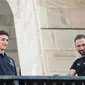 Pemain baru AC Milan, Gonzalo Higuain (kanan) dan Mattia Caldara menyapa suporter dari balkon di alun-alun pusat Milan Piazza Duomo (3/8). Higuain dan Caldara didapatkan Milan dari Juventus. (AFP Photo)