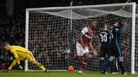 Striker West Ham United, Enner Valencia, mencetak gol ke gawang Manchester City pada laga Premier League di Boleyn Ground, London, Minggu (24/1/2016) dini hari WIB. (AFP Photo)