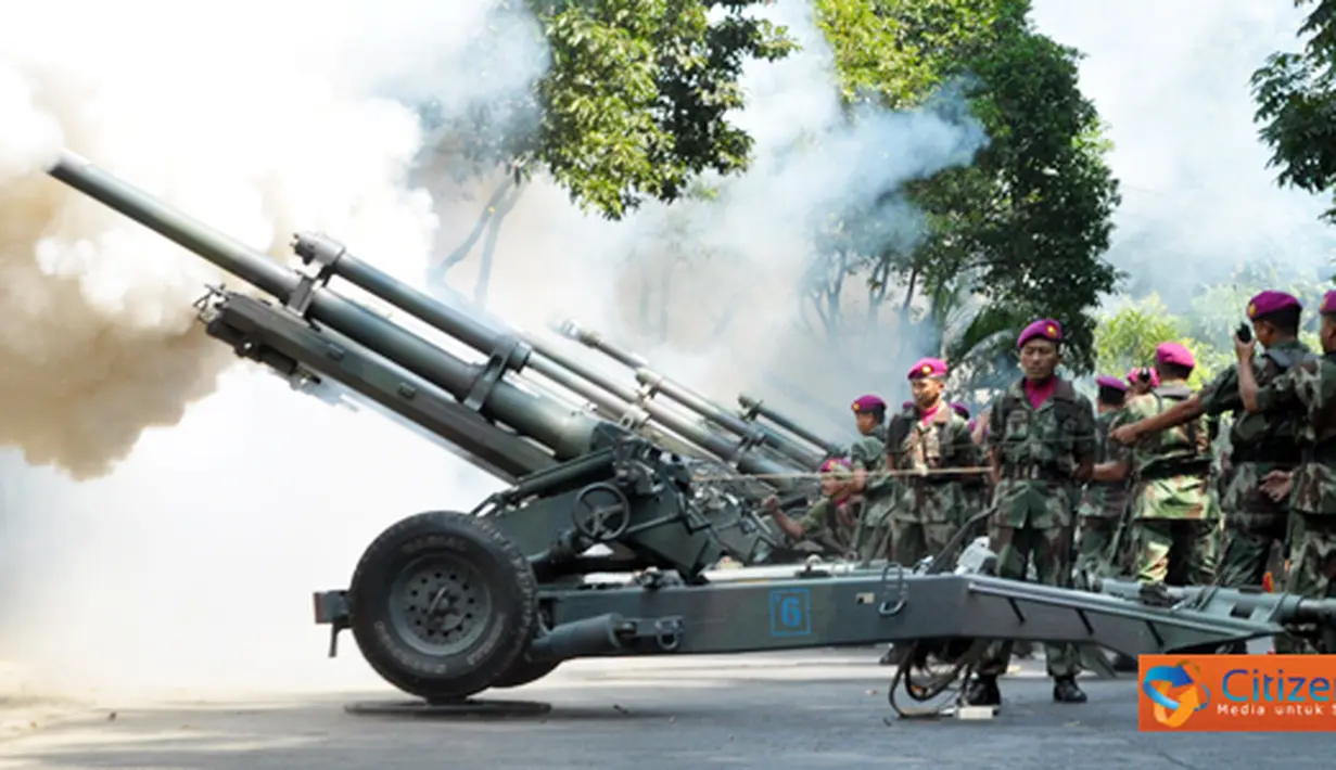 Citizen6, Jawa Timur: Korps Marinir melakukan 17 kali penembakan Meriam 105 MM di Gedung Grahadi Surabaya, Rabu (17/8). Meriam diledakan untuk memperingati detik-detik kemerdekaan Indonesia. (Pengirim: Budi Abdillah)