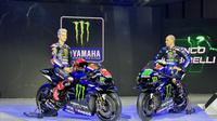 Pembalap Yamaha Monster Energy, Fabio Quartararo, menyambut antusias penggunaan livery anyar pada MotoGP 2023, yang dilincurkan di Jakarta, Selasa (17/1/2023). (Bola.com/Zulfirdaus Harahap)