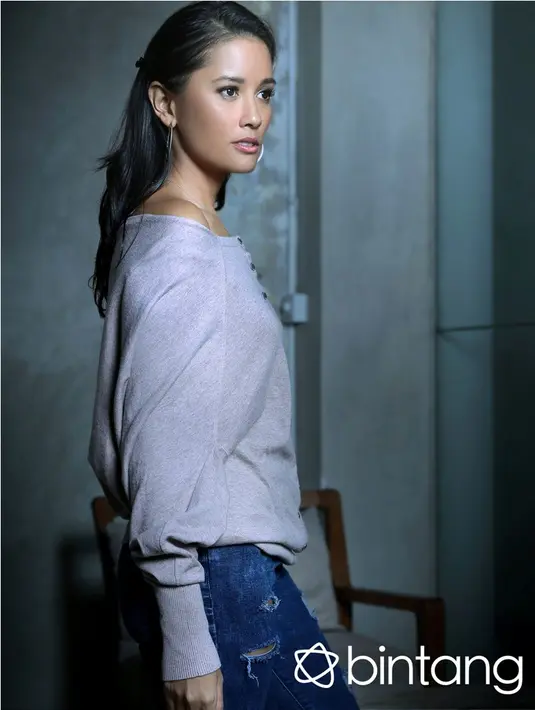 Seperti juga saat membintangi film The Window. Menurutnya, film The Window bisa memberikan nutrisi bagi yang menontonnya. (Lokasi: Crematology Coffee Senopati, Jakarta Selatan. Foto-foto: Galih W. Satria Digital Imaging:Iqbal Nurfajri/Bintang.com)