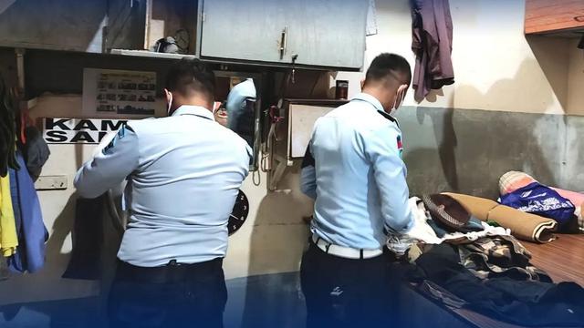 Razia di ruangan sel Rumah Tahanan Negara (Rutan) Balikpapan. Foto istimewa